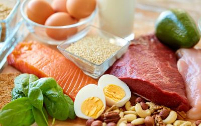 Протеин для набора мышечной массы: лучше выбрать белковые продукты или спортпит?