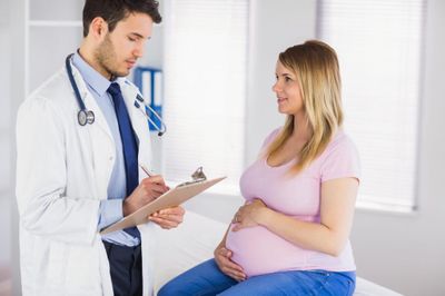 Каких врачей необходимо посещать при беременности и с какой регулярностью?