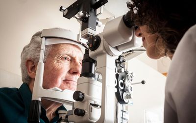 Лечение катаракты глаза у пожилых людей