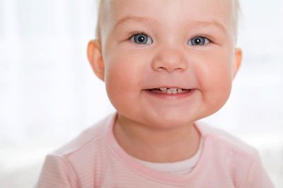 Почему у детей чернеют молочные зубы?