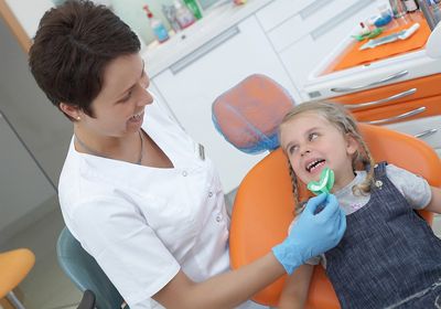 Укрепление зубной эмали с помощью фторирования