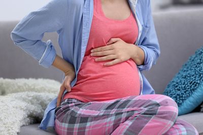 Почему болит живот во время беременности?